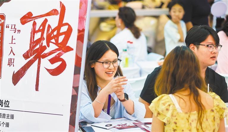 两岸出版人图博会话合作：新技术为“字里行间”拓更广空间