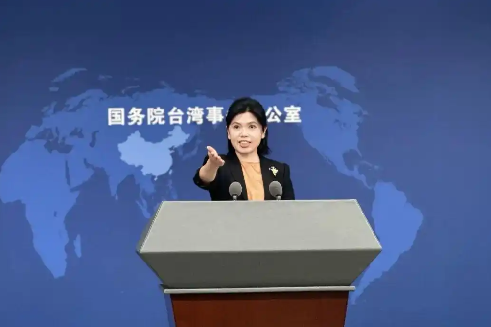 习近平等为受表彰的全国“两优一先”代表颁奖
