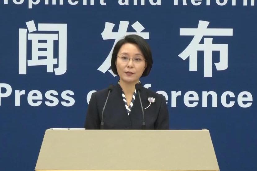 西安一轿车失控撞上公交站台